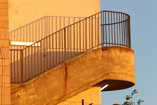 階段はイスラエルの住宅建設の建築の詳細です 上昇と下降のための一連のステップの形の構造 — ストック写真