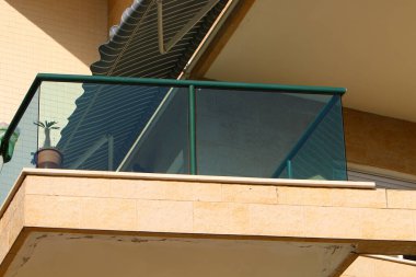 Balkon, İsrail 'deki konut inşaatının mimari bir ayrıntısıdır. Binanın üst katlarında parmaklıkları olan bir platform.. 