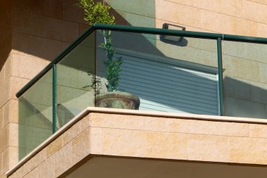 Balkon, İsrail 'deki konut inşaatının mimari bir ayrıntısıdır. Binanın üst katlarında parmaklıkları olan bir platform.. 