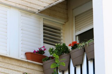 Balkon, İsrail 'deki konut inşaatının mimari bir ayrıntısıdır. Binanın üst katlarında parmaklıkları olan bir platform.. 