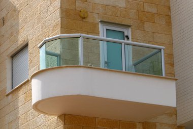 Balkon, İsrail 'deki konut inşaatının mimari bir ayrıntısıdır. Binanın üst katlarında parmaklıkları olan bir platform.. 