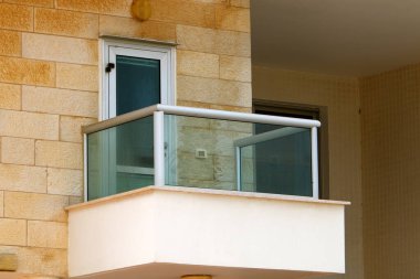 Balkon, İsrail 'deki konut inşaatının mimari bir ayrıntısıdır. Binanın üst katlarında parmaklıkları olan bir platform.. 