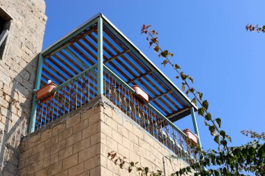 Balkon, İsrail 'deki konut inşaatının mimari bir ayrıntısıdır. Binanın üst katlarında parmaklıkları olan bir platform.. 