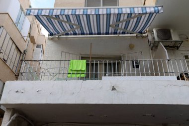 Balkon, İsrail 'deki konut inşaatının mimari bir ayrıntısıdır. Binanın üst katlarında parmaklıkları olan bir platform.. 