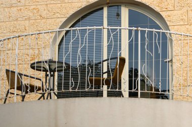 Balkon, İsrail 'deki konut inşaatının mimari bir ayrıntısıdır. Binanın üst katlarında parmaklıkları olan bir platform.. 