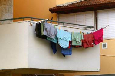 Balkon, İsrail 'deki konut inşaatının mimari bir ayrıntısıdır. Binanın üst katlarında parmaklıkları olan bir platform.. 