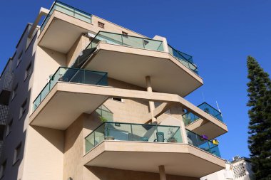 Balkon, İsrail 'deki konut inşaatının mimari bir ayrıntısıdır. Binanın üst katlarında parmaklıkları olan bir platform.. 