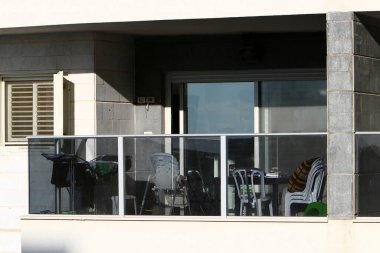 Balkon, İsrail 'deki konut inşaatının mimari bir ayrıntısıdır. Binanın üst katlarında parmaklıkları olan bir platform.. 