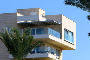 Balkon, İsrail 'deki konut inşaatının mimari bir ayrıntısıdır. Binanın üst katlarında parmaklıkları olan bir platform.. 