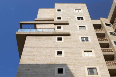 Balkon, İsrail 'deki konut inşaatının mimari bir ayrıntısıdır. Binanın üst katlarında parmaklıkları olan bir platform.. 