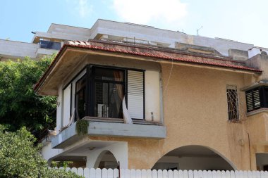Balkon, İsrail 'deki konut inşaatının mimari bir ayrıntısıdır. Binanın üst katlarında parmaklıkları olan bir platform.. 