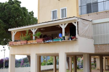 Balkon, İsrail 'deki konut inşaatının mimari bir ayrıntısıdır. Binanın üst katlarında parmaklıkları olan bir platform.. 