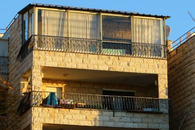 Balkon, İsrail 'deki konut inşaatının mimari bir ayrıntısıdır. Binanın üst katlarında parmaklıkları olan bir platform.. 