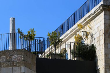 Balkon, İsrail 'deki konut inşaatının mimari bir ayrıntısıdır. Binanın üst katlarında parmaklıkları olan bir platform.. 