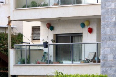 Balkon, İsrail 'deki konut inşaatının mimari bir ayrıntısıdır. Binanın üst katlarında parmaklıkları olan bir platform.. 