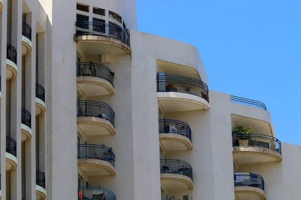 Балкон Является Архитектурной Деталью Строительства Жилья Израиле Платформа Перилами Верхних — стоковое фото