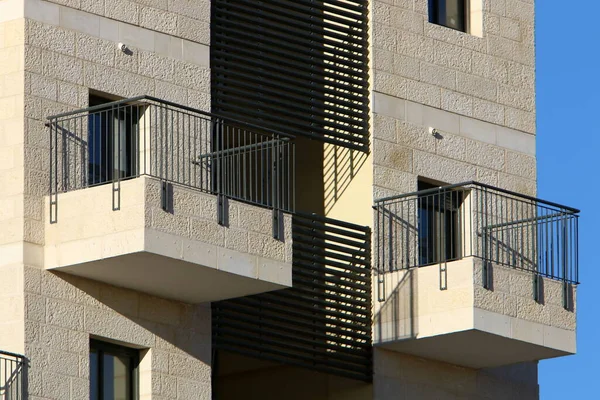 Балкон Является Архитектурной Деталью Строительства Жилья Израиле Платформа Перилами Верхних — стоковое фото