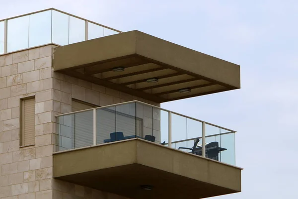 阳台是以色列住房建设的建筑细节 楼上楼下突出有栏杆的平台 — 图库照片