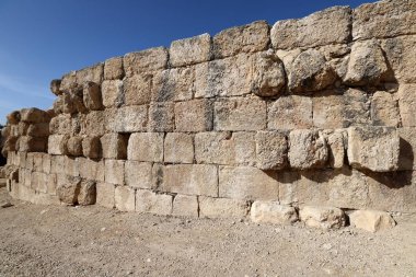 Kuzey İsrail 'deki antik taş kale duvarının kalıntıları. Hastanecilerin antik kalesinin kalıntıları. 