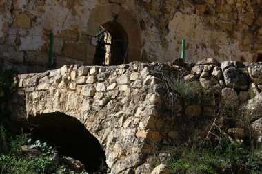 Kuzey İsrail 'deki antik taş kale duvarının kalıntıları. Hastanecilerin antik kalesinin kalıntıları. 