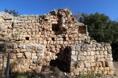 Kuzey İsrail 'deki antik taş kale duvarının kalıntıları. Hastanecilerin antik kalesinin kalıntıları. 