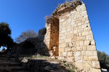 Kuzey İsrail 'deki antik taş kale duvarının kalıntıları. Hastanecilerin antik kalesinin kalıntıları. 