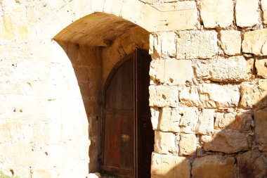 Kuzey İsrail 'deki antik taş kale duvarının kalıntıları. Hastanecilerin antik kalesinin kalıntıları. 