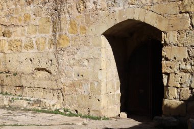 Kuzey İsrail 'deki antik taş kale duvarının kalıntıları. Hastanecilerin antik kalesinin kalıntıları. 