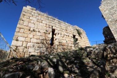 Kuzey İsrail 'deki antik taş kale duvarının kalıntıları. Hastanecilerin antik kalesinin kalıntıları. 