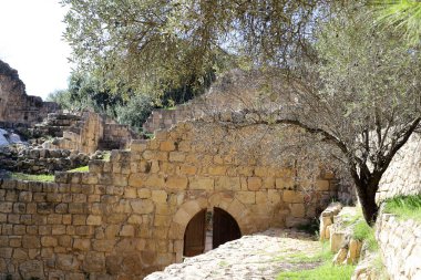 Kuzey İsrail 'deki antik taş kale duvarının kalıntıları. Hastanecilerin antik kalesinin kalıntıları. 