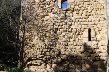 Kuzey İsrail 'deki antik taş kale duvarının kalıntıları. Hastanecilerin antik kalesinin kalıntıları. 