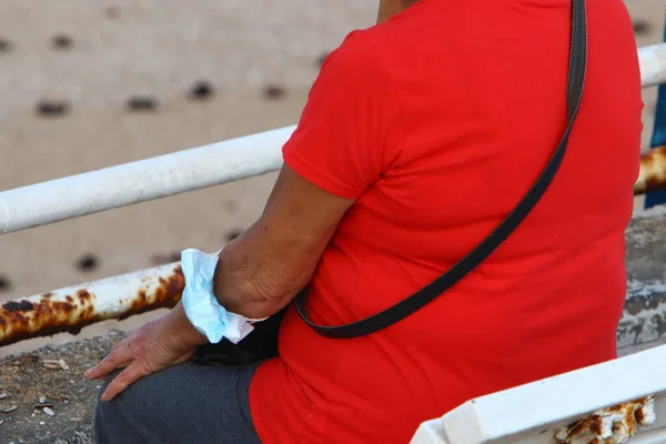 Het Medische Gezichtsmasker Hangt Aan Hand Van Persoon Geen Bescherming — Stockfoto