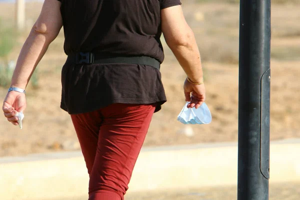 Die Medizinische Gesichtsmaske Hängt Der Hand Der Person Und Gibt — Stockfoto