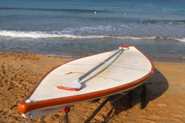 İsrail 'in kuzeyinde Akdeniz kıyısındaki bir şehir parkında spor malzemeleri. 