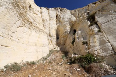 Rosh HaNikra 'daki beyaz tebeşir kayalıkları. Kuzey İsrail 'deki Rosh HaNikra Burnu İsrail ile Lübnan arasındaki sınırda.. 