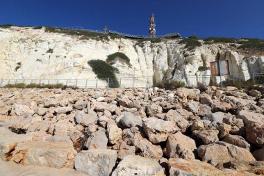 Rosh HaNikra 'daki beyaz tebeşir kayalıkları. Kuzey İsrail 'deki Rosh HaNikra Burnu İsrail ile Lübnan arasındaki sınırda.. 