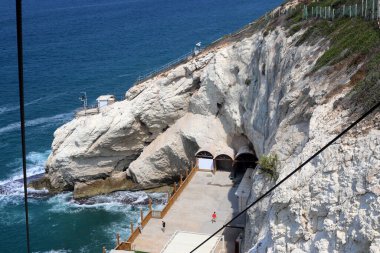 Rosh HaNikra 'daki beyaz tebeşir kayalıkları. Kuzey İsrail 'deki Rosh HaNikra Burnu İsrail ile Lübnan arasındaki sınırda.. 
