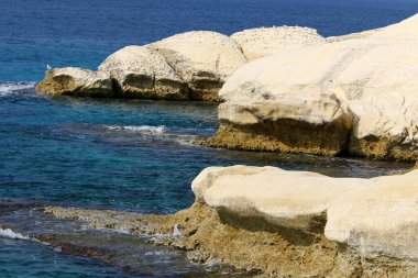 Rosh HaNikra 'daki beyaz tebeşir kayalıkları. Kuzey İsrail 'deki Rosh HaNikra Burnu İsrail ile Lübnan arasındaki sınırda.. 