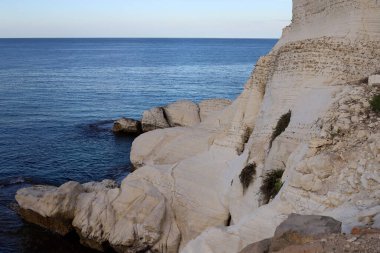 Rosh HaNikra 'daki beyaz tebeşir kayalıkları. Kuzey İsrail 'deki Rosh HaNikra Burnu İsrail ile Lübnan arasındaki sınırda.. 