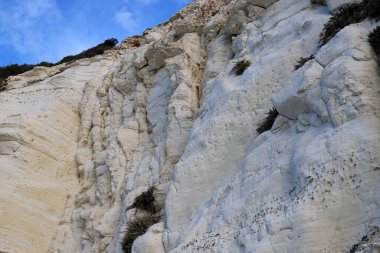Rosh HaNikra 'daki beyaz tebeşir kayalıkları. Kuzey İsrail 'deki Rosh HaNikra Burnu İsrail ile Lübnan arasındaki sınırda.. 