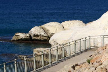 Rosh HaNikra 'daki beyaz tebeşir kayalıkları. Kuzey İsrail 'deki Rosh HaNikra Burnu İsrail ile Lübnan arasındaki sınırda.. 