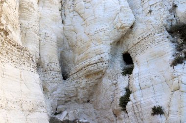 Rosh HaNikra 'daki beyaz tebeşir kayalıkları. Kuzey İsrail 'deki Rosh HaNikra Burnu İsrail ile Lübnan arasındaki sınırda.. 