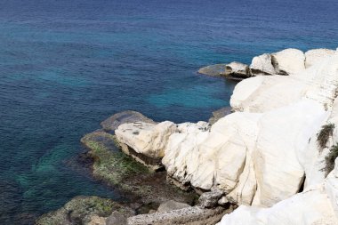Rosh HaNikra 'daki beyaz tebeşir kayalıkları. Kuzey İsrail 'deki Rosh HaNikra Burnu İsrail ile Lübnan arasındaki sınırda.. 