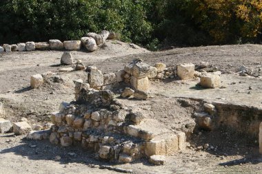 İsrail 'in kuzeyindeki Akdeniz kıyılarındaki bir şehir parkında taşlar var. 