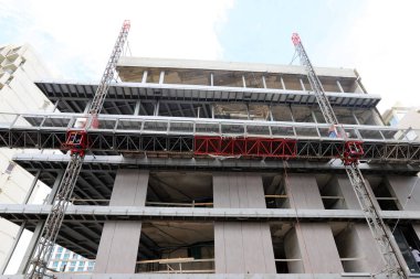 İsrail 'de konut inşaatı için çalışma ve aletler 