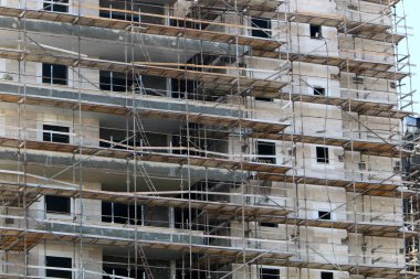 İsrail 'de konut inşaatı için çalışma ve aletler 