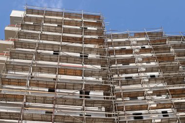 İsrail 'de konut inşaatı için çalışma ve aletler 