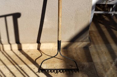 İsrail 'de konut inşaatı için çalışma ve aletler 