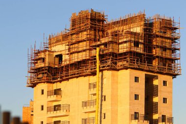 İsrail 'de konut inşaatı için çalışma ve aletler 