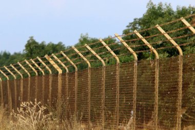 Dikenli tel ve metal örgüden yapılmış. COVID-19 Virüsü yüzünden Yalnız ve Karantinaya Alınmış Hissedin 